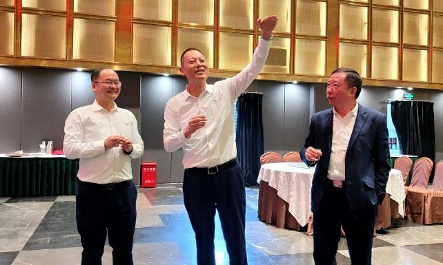 禮贊勞動(dòng)者——天馬玻璃隆重舉行2021 年勞動(dòng)競(jìng)賽、專利獲得者表彰大會(huì)(圖1)